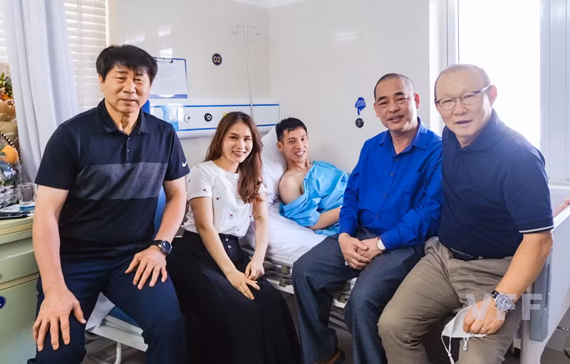 LĐBĐ Việt Nam cùng HLV Park Hang Seo thăm, động viên cầu thủ Đỗ Hùng Dũng -0