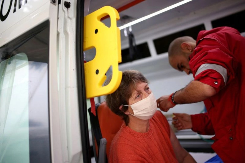 Tiêm vaccine ngừa Covid-19 ở làng Krushovitsa, Sofia, Bulgaria, ngày 10/10/2021. (Ảnh: Reuters) Châu Âu xiết chặt các biện pháp mạnh nhằm khống chế dịch lan rộng -0