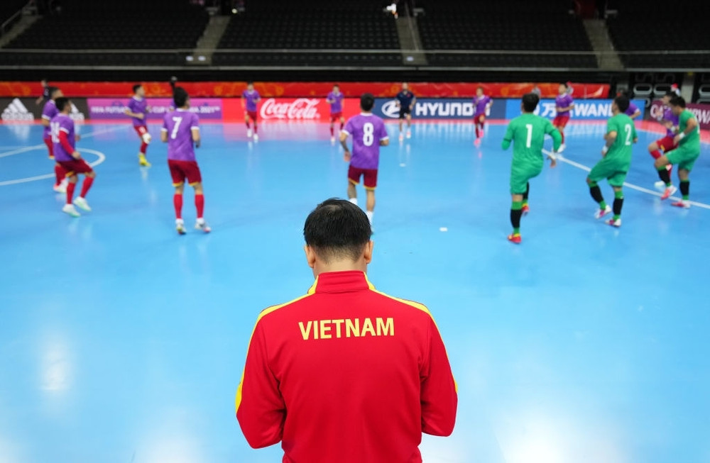 Đội tuyển futsal Việt Nam khởi động trước trận đấu. Đội tuyển futsal Việt Nam và Cộng hòa Czech: Một thử thách lớn -0