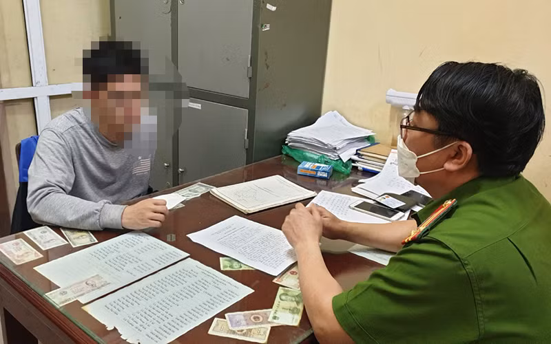 Công an thành phố Thái Nguyên lấy lời khai của Trần Tuấn Anh. (Ảnh: Công an tỉnh Thái Nguyên).