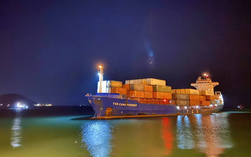 Tàu container cập cảng Vũng Áng.