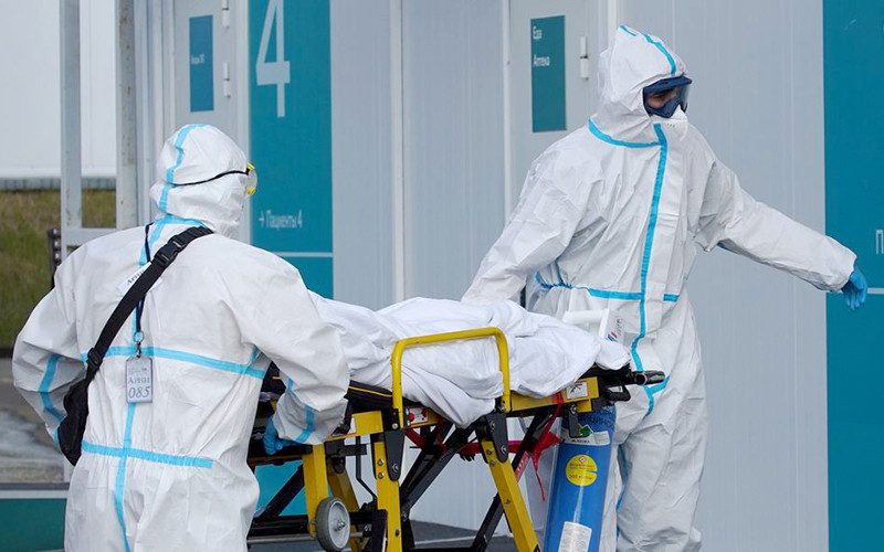 Nhân viên y tế bên ngoài bệnh viện dành cho bệnh nhân bị nhiễm Covid-19 ở Ukraine. Ảnh: Reuters Đại dịch Covid-19 làm giảm tuổi thọ con người trên toàn thế giới -0