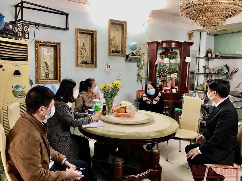 Chủ tịch UBND TP Móng Cái trực tiếp đến vận động người dân đủ điều kiện đi tiêm vaccine phòng Covid-19. TP Móng Cái bắt buộc tiêm vacine phòng Covid-19 đối với các trường hợp chưa thực hiện tiêm theo quy định -0