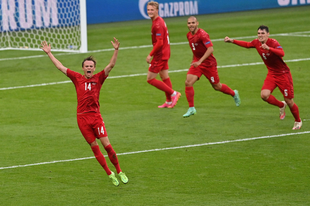 Bàn mở tỷ số của Damsgaard cũng là pha đá phạt trực tiếp thành bàn đầu tiên tại EURO 2020, giúp anh trở thành cầu thủ Đan Mạch thứ 4 ghi được hai bàn trở lên tại một kỳ EURO. (Ảnh: UEFA) Nhìn lại chiến thắng lịch sử đưa Anh vào chung kết EURO 2020 -0
