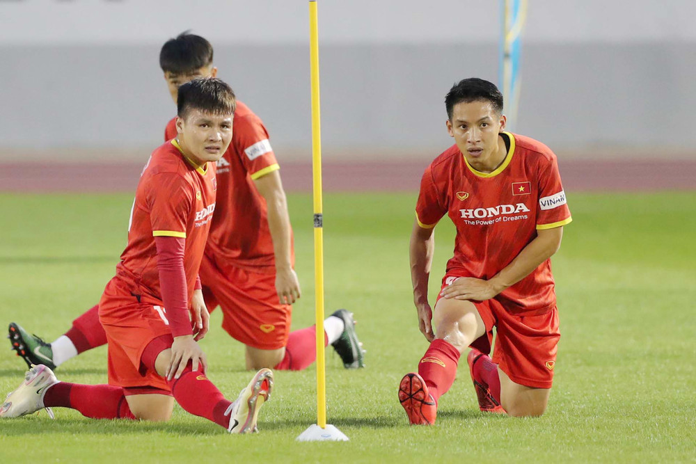 Quang Hải và Đỗ Hùng Dũng trên sân tập Bà Rịa-Vũng Tàu, chiều 28/11. (Ảnh: VFF)