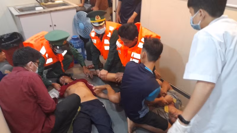 Cứu hộ bốn thuyền viên ngạt khí hầm tàu
