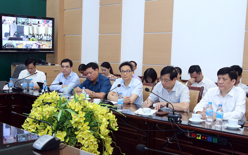 Phó Thủ tướng Vũ Đức Đam họp trực tuyến với các bệnh viện về công tác phòng chống dịch bệnh. (Ảnh: VGP)