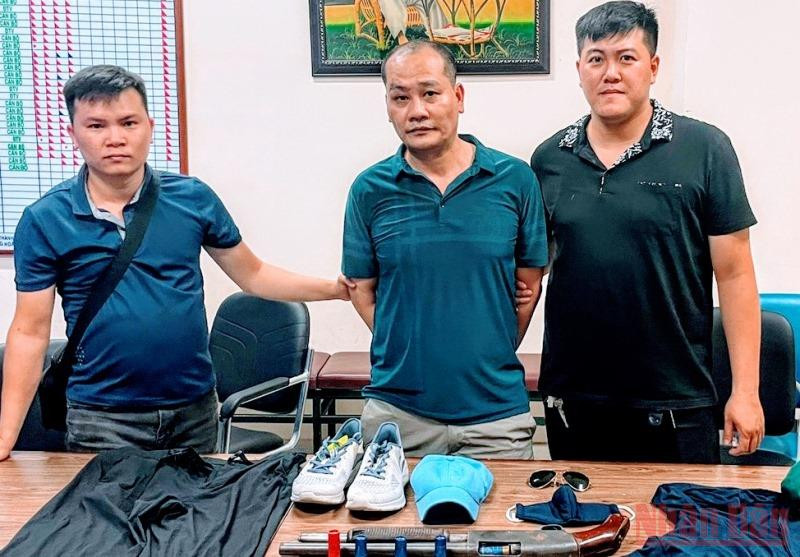 Đối tượng cướp ngân hàng Đào Anh Tuấn (giữa) đã bị lực lượng công an nhanh chóng bắt giữ cùng hung khí, tang vật. (Ảnh Công an cung cấp). Biểu dương, khen thưởng Công an Hải Phòng phá nhanh 2 vụ án nghiêm trọng -0