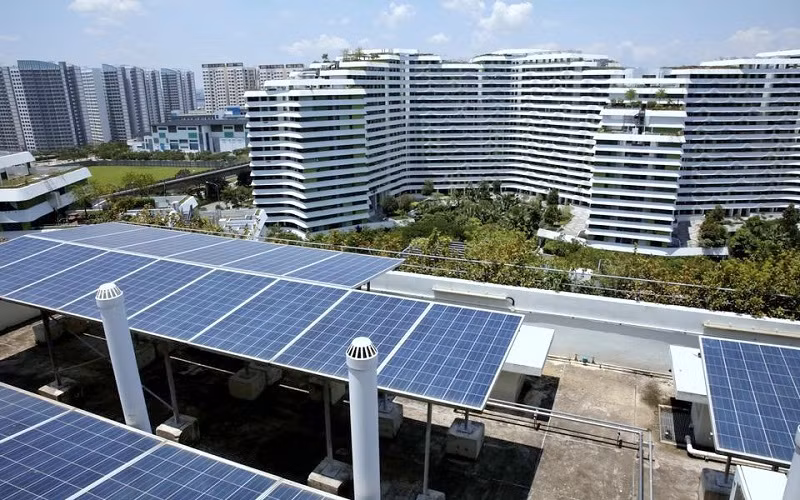 Các tấm pin mặt trời trên mái một khu nhà ở công cộng ở Singapore. (Ảnh: Reuters)