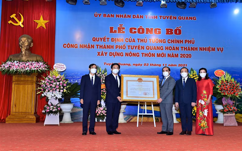 Lãnh đạo thành phố Tuyên Quang đón nhận bằng công nhận đạt chuẩn nông thôn mới.