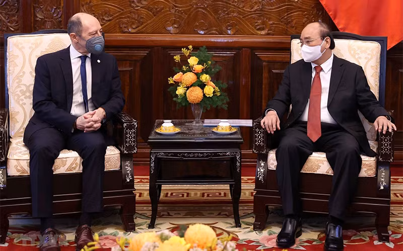 Chủ tịch nước Nguyễn Xuân Phúc tiếp Đại sứ Cộng hoà Đông Uruguay Raúl Juan Pollak Giampietro đến trình Quốc thư. (Ảnh: TTXVN)