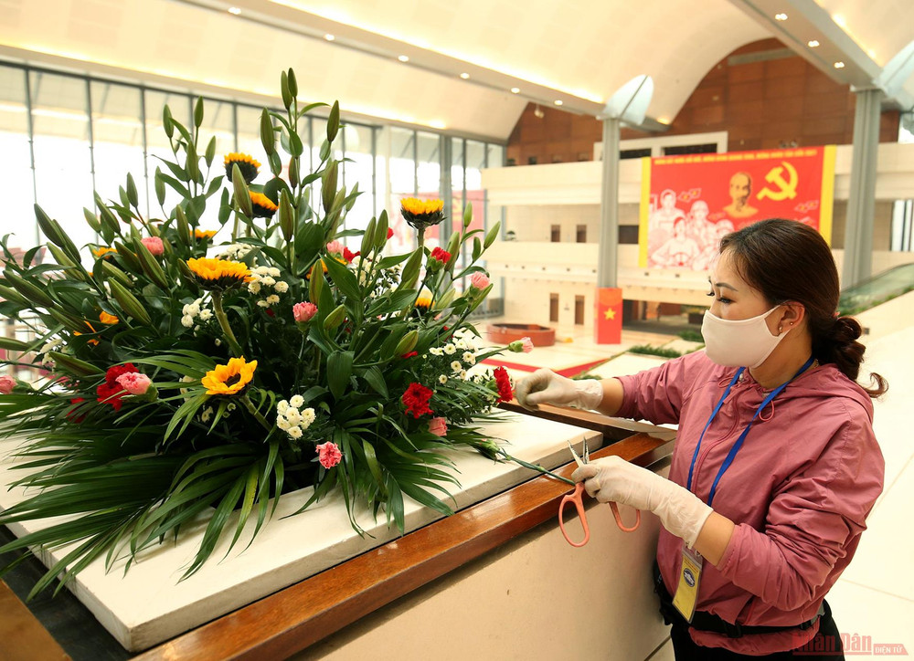 Cầu thang, hành lang dẫn vào phòng họp chính được trang trí nhiều loại hoa tươi. Sẵn sàng cho sự kiện trọng đại của Đảng và đất nước -0