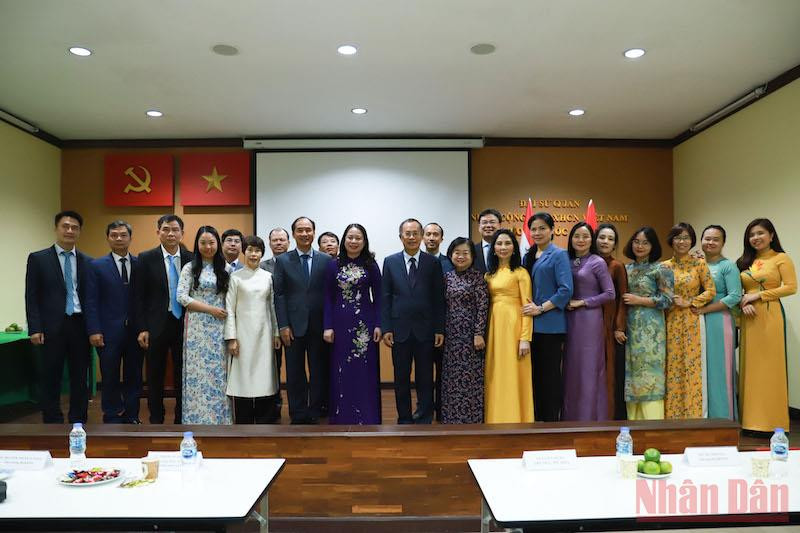Phó Chủ tịch nước Võ Thị Ánh Xuân trò chuyện thân mật cùng cán bộ, nhân viên Đại sứ quán. Phó Chủ tịch nước Võ Thị Ánh Xuân thăm Đại sứ quán Việt Nam tại Thái Lan -0