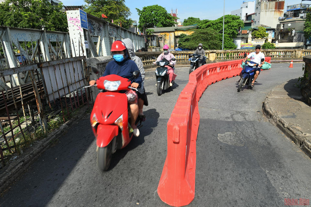 Lắp rào chắn chỉ là biện pháp trước mắt. Về lâu dài, cầu Long Biên cần phải kiểm định lại tổng thể để xác định mức độ hư hỏng, ước lượng chi phí đầu tư và lập dự án đại tu. Lắp rào chắn bảo vệ cầu Long Biên -0