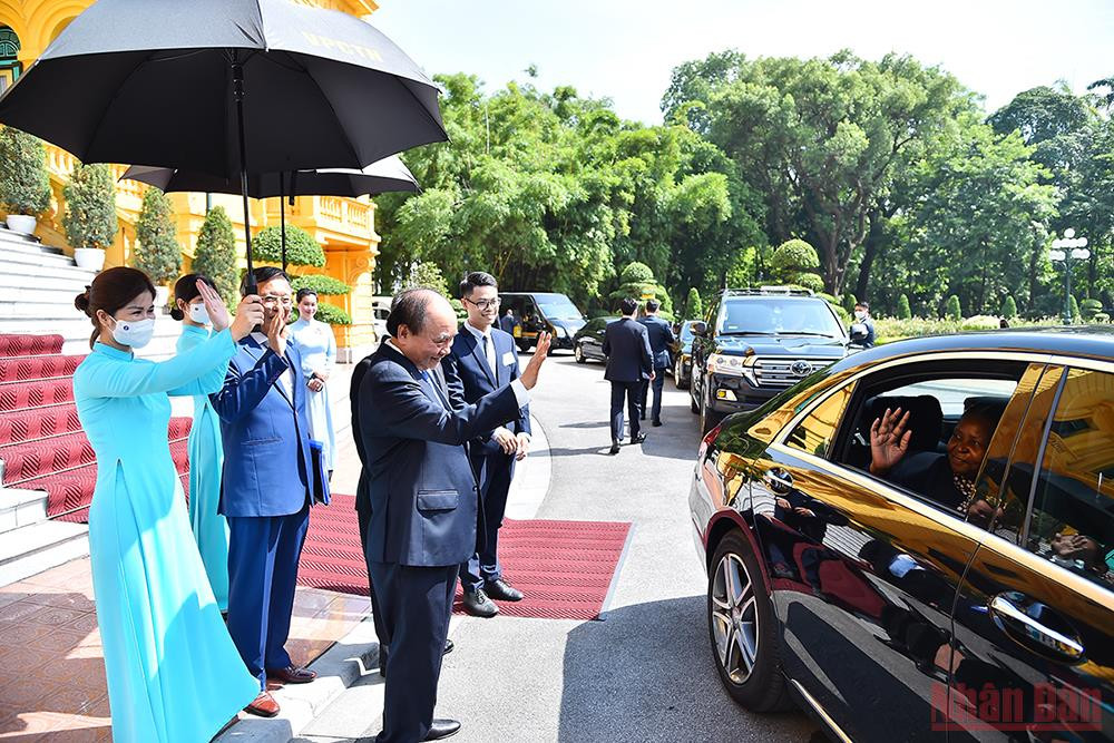 Chủ tịch nước Nguyễn Xuân Phúc chào từ biệt Chủ tịch Quốc hội nước Cộng hòa Mozambique cùng đoàn công tác. Theo kế hoạch, đoàn sẽ thăm và làm việc tại thành phố Cần Thơ trước khi kết thúc chuyến thăm vào tối 23/6. Chủ tịch nước Nguyễn Xuân Phúc tiếp Chủ tịch Quốc hội nước Cộng hòa Mozambique -1