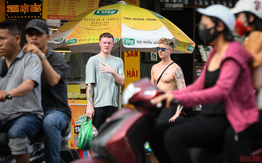 Du khách nước ngoài cũng không chịu nổi cái nóng oi bức ở Hà Nội những ngày qua. Người dân Hà Nội chống chọi với nắng nóng gay gắt -0