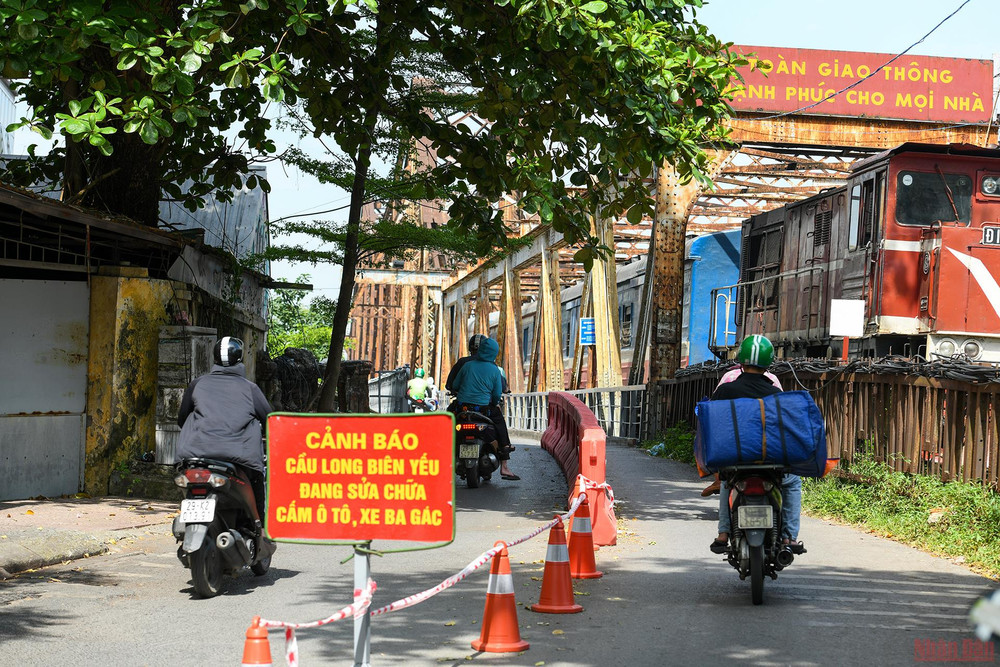Mỗi ngày vẫn có hàng chục lượt tàu hỏa qua lại cầu. Đây là tuyến đường ngắn nhất kết nối các tuyến đường sắt Hà Nội-Hải Phòng, Hà Nội-Lạng Sơn với đường sắt quốc gia đi xuyên tâm nội đô Hà Nội, cũng là một phần nguyên nhân khiến cây cầu xuống cấp. Lắp rào chắn bảo vệ cầu Long Biên -0
