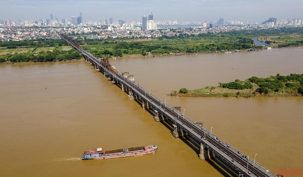 Cầu Long Biên (Hà Nội) bắc qua sông Hồng được khởi công năm 1899, do Pháp thiết kế và khánh thành năm 1902. Đến nay, cây cầu đã tròn 120 năm tuổi. Lắp rào chắn bảo vệ cầu Long Biên -0