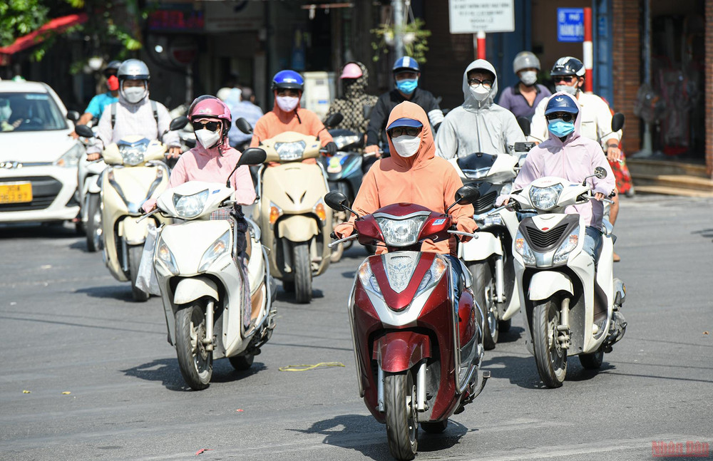 Những ngày này, Hà Nội đang bước vào đợt nắng nóng gay gắt với nền nhiệt ngoài trời phổ biến từ 35-38 độ C. Người dân khi ra đường ai nấy đều trong tình trạng che kín mít. Người dân Hà Nội chống chọi với nắng nóng gay gắt -0