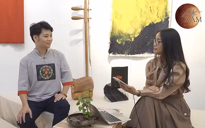 Nhà sưu tầm Mai Đức Thiện (bên trái) trao đổi về dự án “Mắt xẩm”.