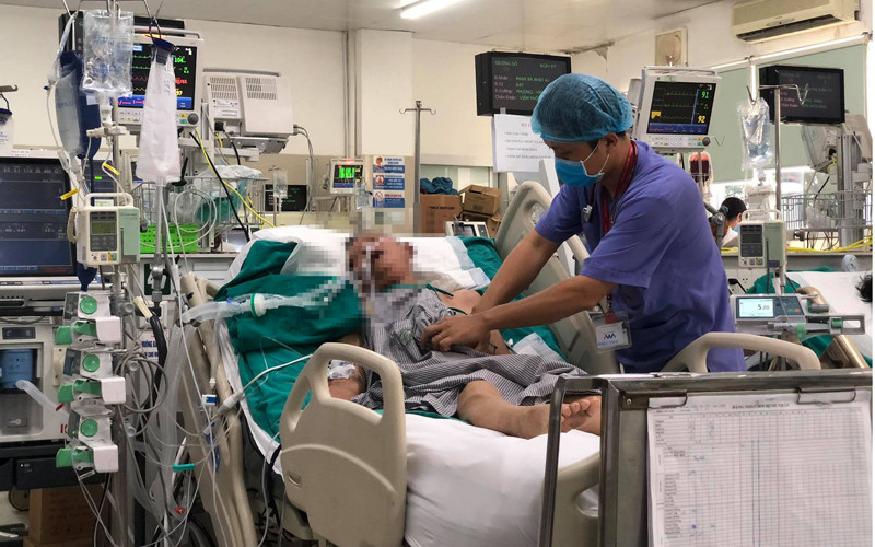 Bệnh nhân nam 71 tuổi đang được điều trị tích cực do tình trạng kháng kháng sinh. 