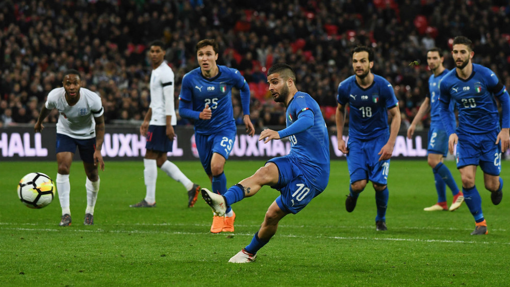Bàn thắng trên chấm phạt đền ở phút 87 của Lorenzo Insigne khiến Anh đánh rơi chiến thắng trước Italia trong trận giao hữu tháng 3/2018, mặc dù Jamie Vardy mở tỷ số từ phút 26 cho đội chủ nhà trên sân Wembley. Đây cũng là cuộc đối đầu gần nhất giữa hai đội trước trận chung kết EURO 2020. (Ảnh: Getty Images) Những khoảnh khắc đáng nhớ trong lịch sử đối đầu Italia - Anh -0