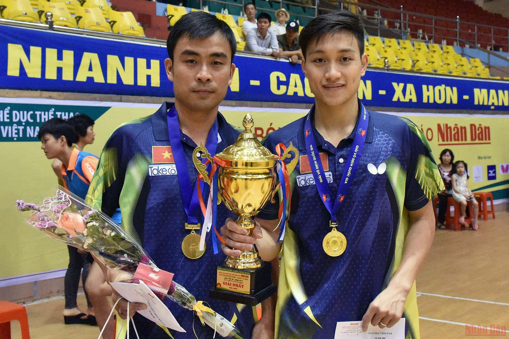 Hai VĐV Trần Tuấn Quỳnh và Nguyễn Anh Tú (CLB T&T) lần đầu lên ngôi vô địch đôi nam tại Giải bóng bàn toàn quốc Báo Nhân Dân lần thứ 35. Dấu ấn những mùa giải thành công -0