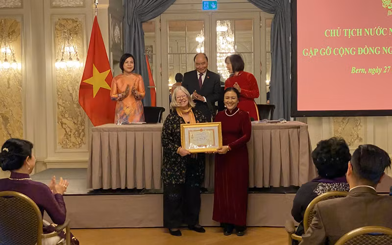 Chủ tịch Liên hiệp các tổ chức hữu nghị Việt Nam, bà Nguyễn Phương Nga trao Kỷ niệm chương Vì hòa bình hữu nghị giữa các dân tộc tặng bà Anjuska Weil, Chủ tịch Hội Hữu nghị Thụy Sĩ-Việt Nam. (Ảnh: vufo.org.vn)