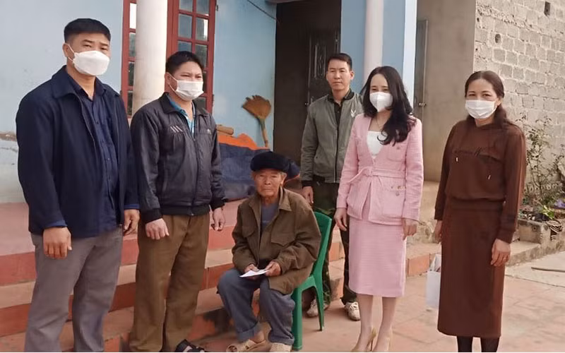Bà Tống Thị Hương Giang, Phó Chủ tịch UBND huyện Sơn Động (thứ 2 từ phải sang) đến thăm và động viên gia đình em học sinh tử vong sau tiêm phòng.