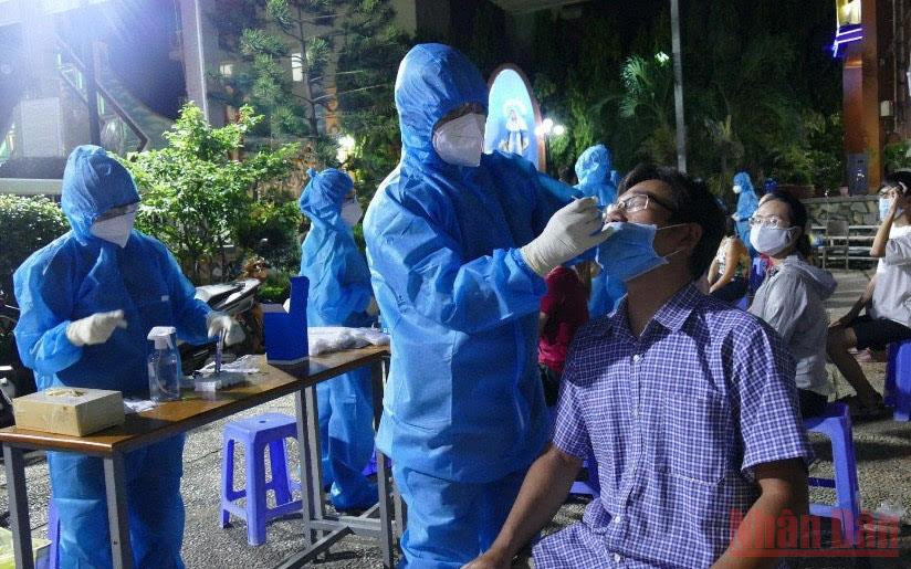 Các địa phương toàn tỉnh Phú Yên triển khai xét nghiệm, truy vết nhanh các trường hợp F1, F2 để có biện pháp ngăn chặn, khống chế dịch Covid-19 lây lan.