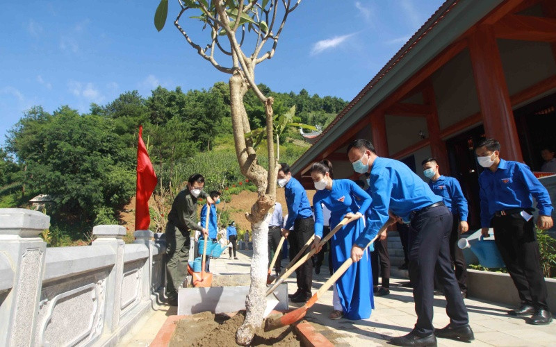 Các đại biểu tham gia trồng cây tại Khu tưởng niệm tâm linh Ngã ba Cò Nòi. Khánh thành Khu tưởng niệm tâm linh Ngã ba Cò Nòi -0