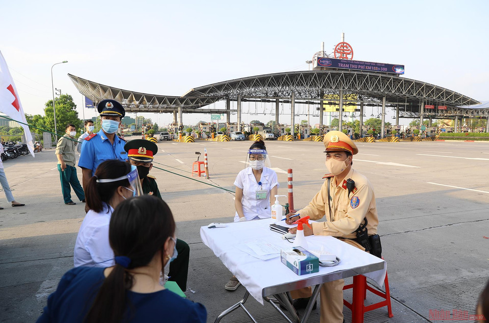 Mọi phương án được các lực lượng thông qua nhằm triển khai một cách nhịp nhàng, không để tình trạng ùn tắc xảy ra. 4chot_kiem_soat_dich_Ha-1626232103491.jpg