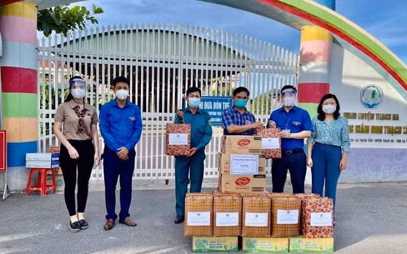 Tỉnh đoàn Hà Tĩnh động trao quà, động viên các công dân đang thực hiện cách ly tập trung tại huyện Thạch Hà.