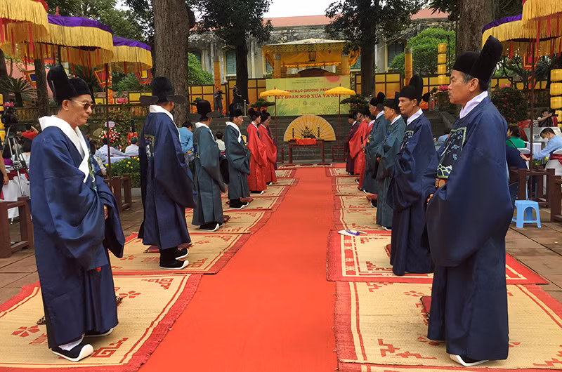 Tái hiện nghi lễ bách quan tề tựu để nhận quạt vua ban trong Tết Đoan Ngọ.