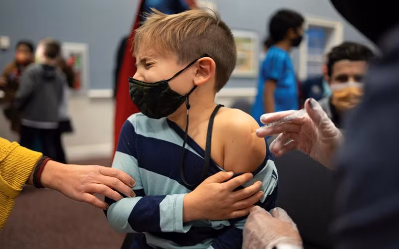 Em Levi Forst, 7 tuổi, được tiêm vaccine ngừa Covid-19 tại bang Pennsylvania, Mỹ, tháng 11/2021. (Ảnh: Reuters)