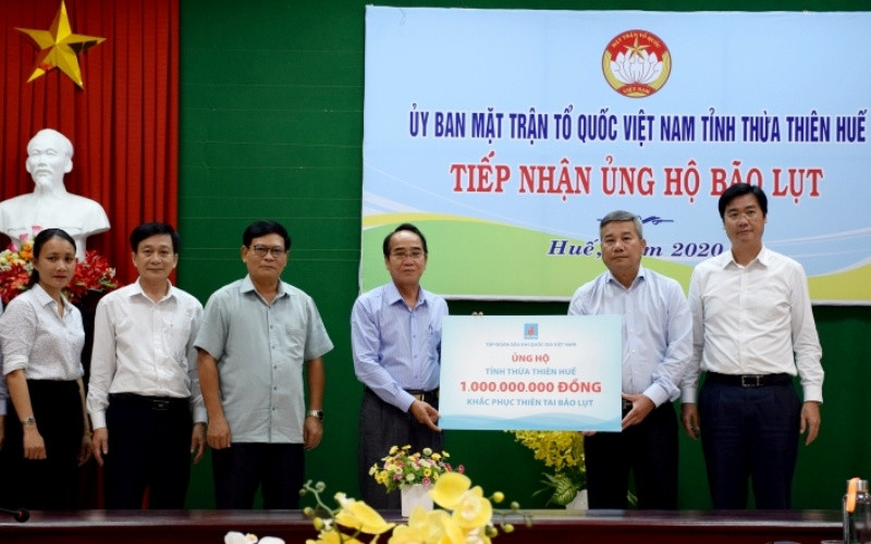 Đoàn công tác của Tập đoàn trao hỗ trợ cho tỉnh Thừa Thiên Huế. 02_Doan_cong_tac_Petrovietnam_tr-1603703453349.jpg