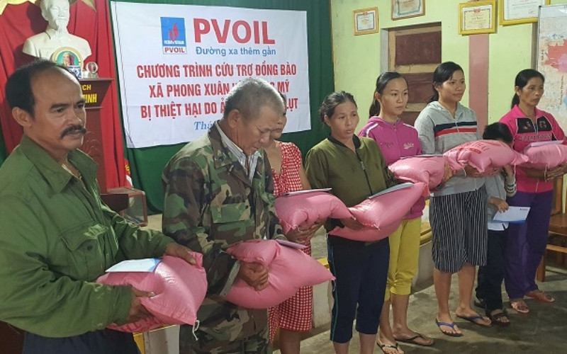 PVOIL mang quà đến với bà con xã Phong Mỹ, huyện Phong Điền, tỉnh Thừa Thiên Huế. 03_PVOIL_mang_qua_den_voi_ba_con-1603703453278.jpg