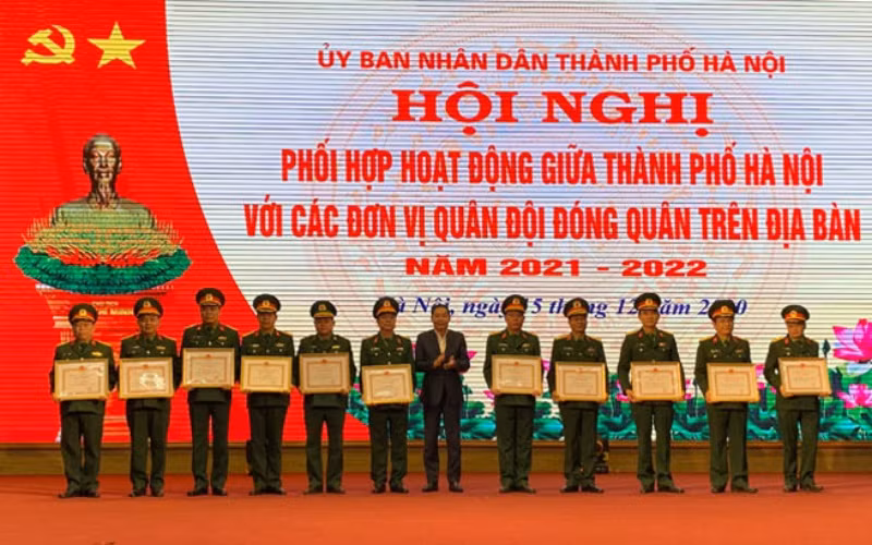 Lãnh đạo thành phố Hà Nội trao thưởng cho các đơn vị. 