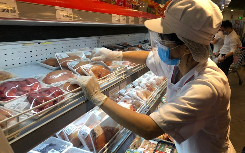 Nhân viên siêu thị Vinmart liên tục bổ sung nguồn hàng thực phẩm tươi sống. vinmart_nhan_vien_lien_tuc_bo_su-1626682871030.jpg