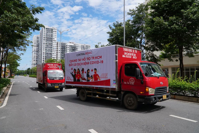 Xe tải vận chuyển giường đến các bệnh viện dã chiến điều trị bệnh nhân Covid-19.