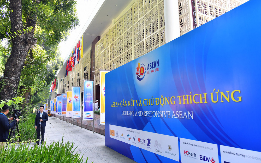 Hội nghị cấp cao ASEAN lần thứ 37 và các hội nghị liên quan được tổ chức trực tuyến từ ngày 12 tới 15-11, nhằm hạn chế ảnh hưởng của Covid-19. Khai mạc trọng thể Hội nghị cấp cao ASEAN lần thứ 37 -0