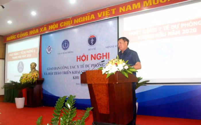 Thứ trưởng Y tế Đỗ Xuân Tuyên phát biểu chỉ đạo tại Hội nghị giao ban.