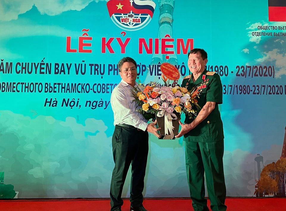 PGS, TS Phạm Anh Tuấn, Tổng Giám đốc Trung tâm Vũ trụ Việt Nam tặng hoa cho Trung tướng Phạm Tuân. Kỷ niệm 40 năm chuyến bay vũ trụ phối hợp Việt – Xô -0