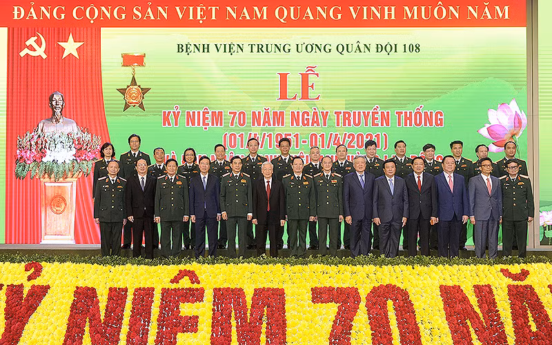 Tổng Bí thư Nguyễn Phú Trọng và các đồng chí lãnh đạo Đảng, Nhà nước chụp ảnh lưu niệm với các đại biểu tại buổi lễ.