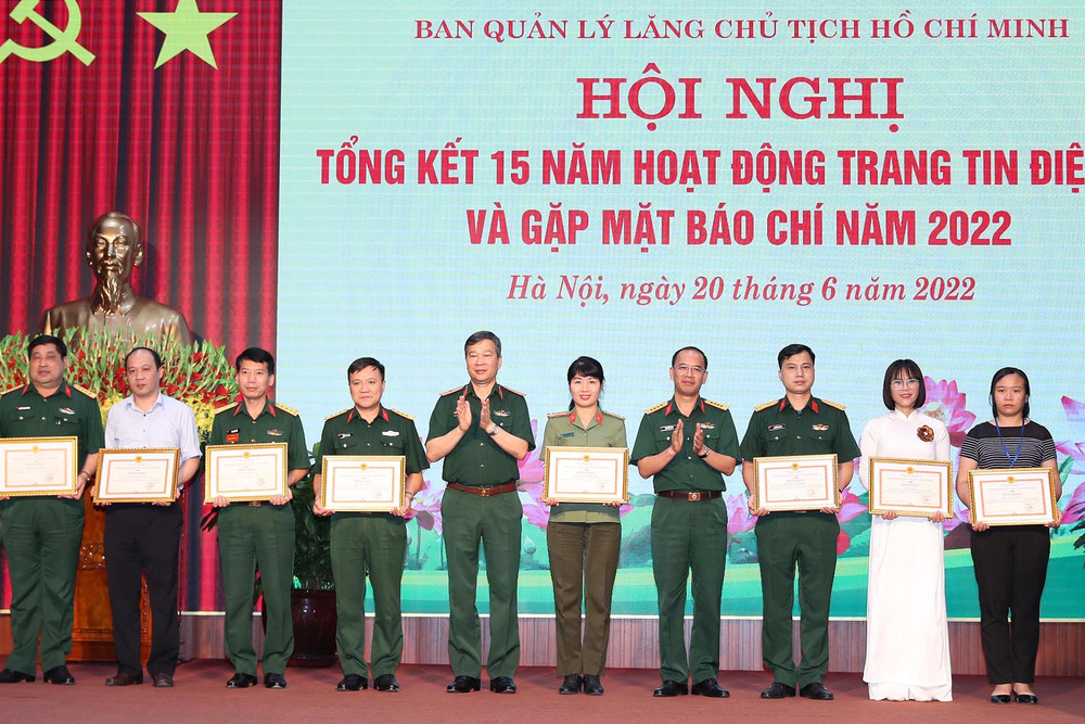 Đại diện Thường vụ Đảng ủy Đoàn 969, lãnh đạo Ban Quản lý Lăng Chủ tịch Hồ Chí Minh trao Bằng khen tặng các cá nhân, vì đã có thành tích xuất sắc trong phối hợp công tác tuyên truyền thời gian qua. (Ảnh: Trọng Đức) Góp phần phát huy ý nghĩa chính trị, văn hóa của Công trình Lăng Chủ tịch Hồ Chí Minh -0