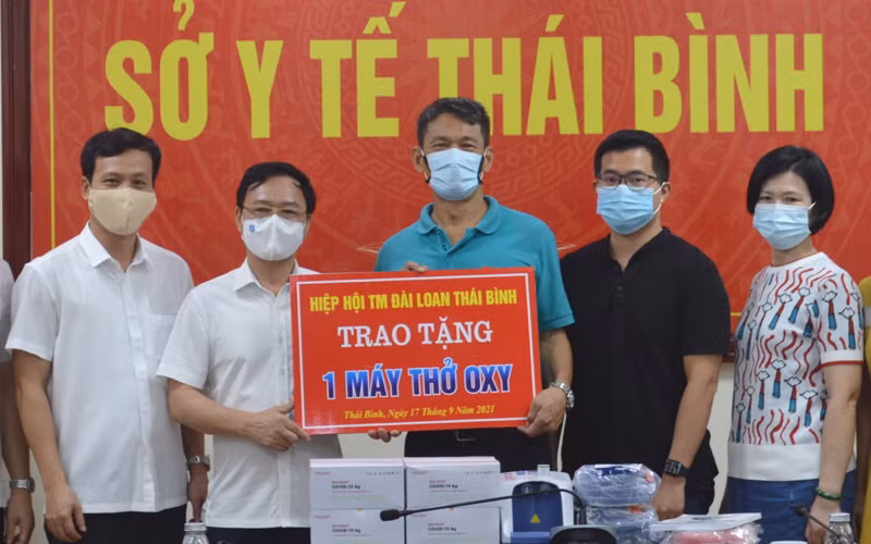 Các tổ chức, doanh nghiệp hỗ trợ ngành y tế Thái Bình vật tư, thiết bị chống dịch Covid-19 -0