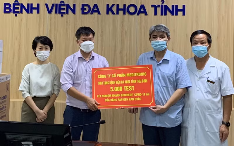 Công ty Cổ phần Meditronic trao tặng 5.000 test nhanh xét nghiệm cho Bệnh viện đa khoa tỉnh Thái Bình.