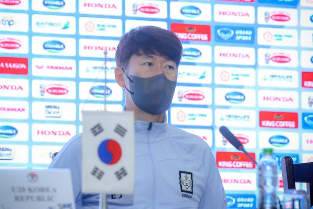Huấn luyện viên Kim Eun-jung phát biểu tại buổi họp báo. (Ảnh: VFF) U23 Việt Nam tung đội hình mạnh tái đấu U20 Hàn Quốc -0
