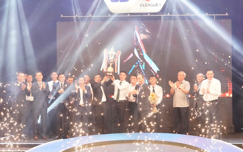 Đội Viettel nhận Cúp vô địch V.League 1. Gala trao thưởng bóng đá chuyên nghiệp Việt Nam 2020 Văn Quyết hay nhất V.League 1-2020 -0