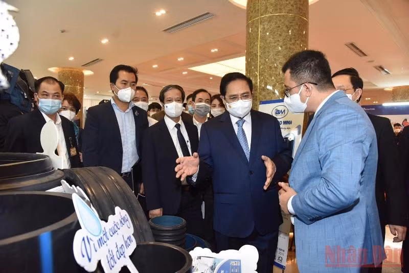 Thủ tướng Phạm Minh Chính tham quan gian trưng bày sản phẩm của các doanh nghiệp khởi nghiệp đổi mới sáng tạo.